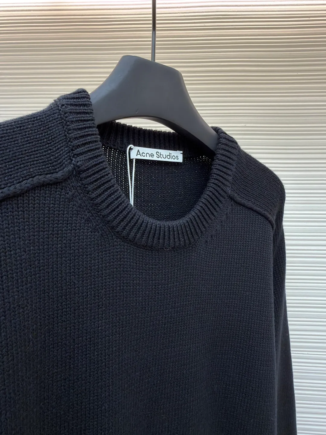 Acne Studios printed logo sweater ●Original version: Purchased and developed for 6500 ●Item number: 1682092-A85 ●Fabric: wool blended fabric ●Technology: Glue printing ●Color: black ●Version: Fitted version ●Weight: about 905 grams ●Size: XS-S-M-L ●Description: Custom-woven plateau yak gold wool, soft and delicate, comfortable and close to the skin, classic black tones exude an innate sense of luxury, swallowed by warmth The front panel is a high-end minimalist blank design, and the back panel is printed with the Acne Studios 1996 logo pattern as an embellishment. Sweeping the starting point of fashion. Deep black and carbon black fibers are interlaced to make simplicity more versatile. Comes with advanced filters. It shows a unique fashion attitude in minimalism and uses glue printing. The printing has been modified three times with the film screen. Use glue liquid paint to print the pattern on the fabric. Bake the fabric to fix the printing pattern. Garment washing water softening and deodorizing process uses professional washing equipment and specific detergents to deeply clean and deodorize clothes to improve the feel and appearance of clothes. The overall wiring is straight and delicate, the fabric is comfortable and soft, and the color is consistent without color difference. It can be matched with the same style to create a fashionable look and control various occasions. Customized accessories, complete with three standards, same style for men and women!